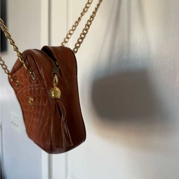 Luxurious Quilted Leather Shoulder Bag with Gold Accents - Picture 5 of 7